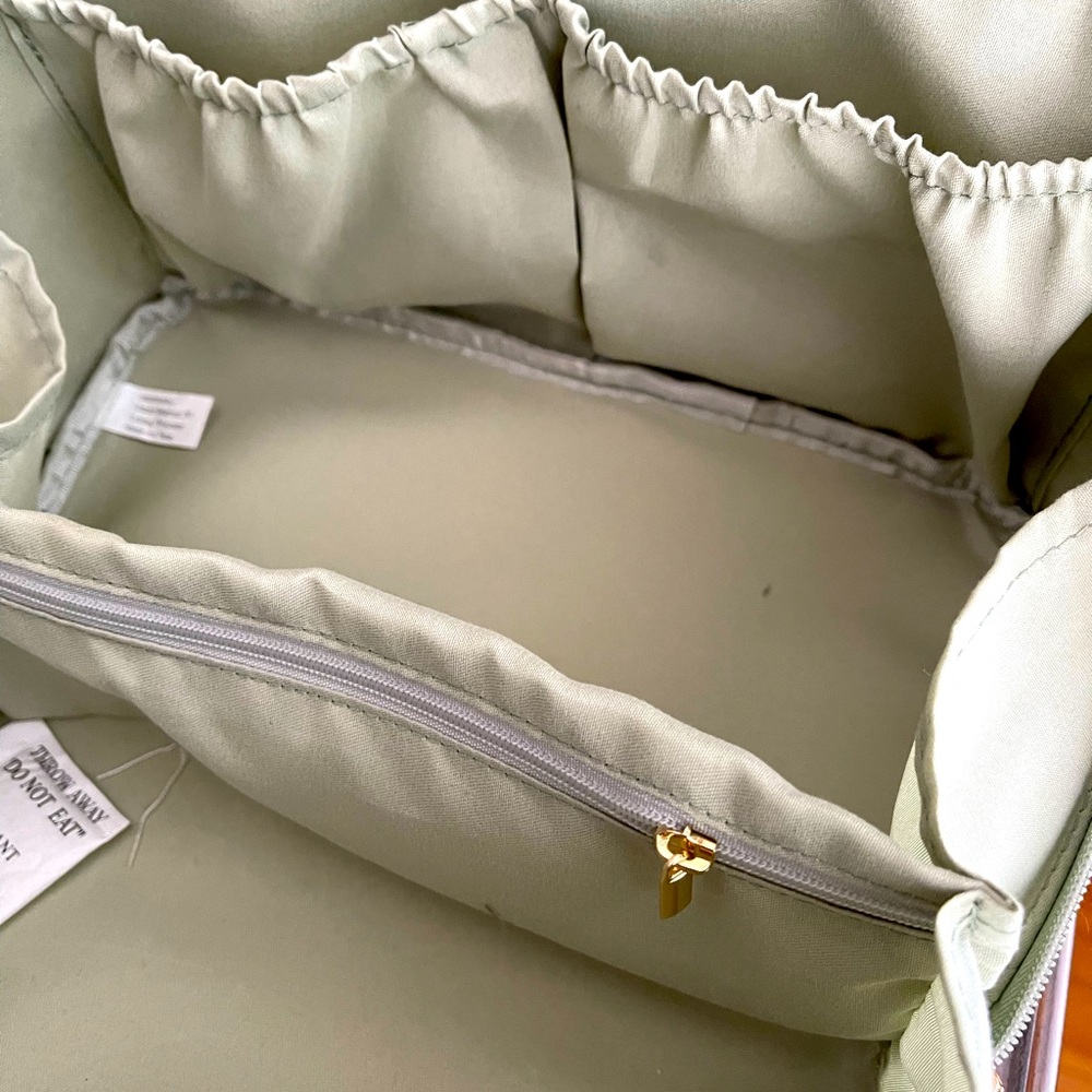 Nutrimetics “the Everything” 2 Cosmetic Bags - Picture 6 of 9